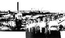 Arbeiterinnen vor der Fabrik